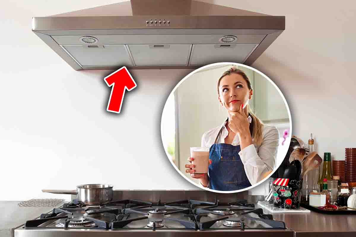 Ragazza che sceglie cappa per la cucina