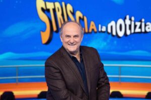 Gerry Scotti nello studio di Striscia la Notizia