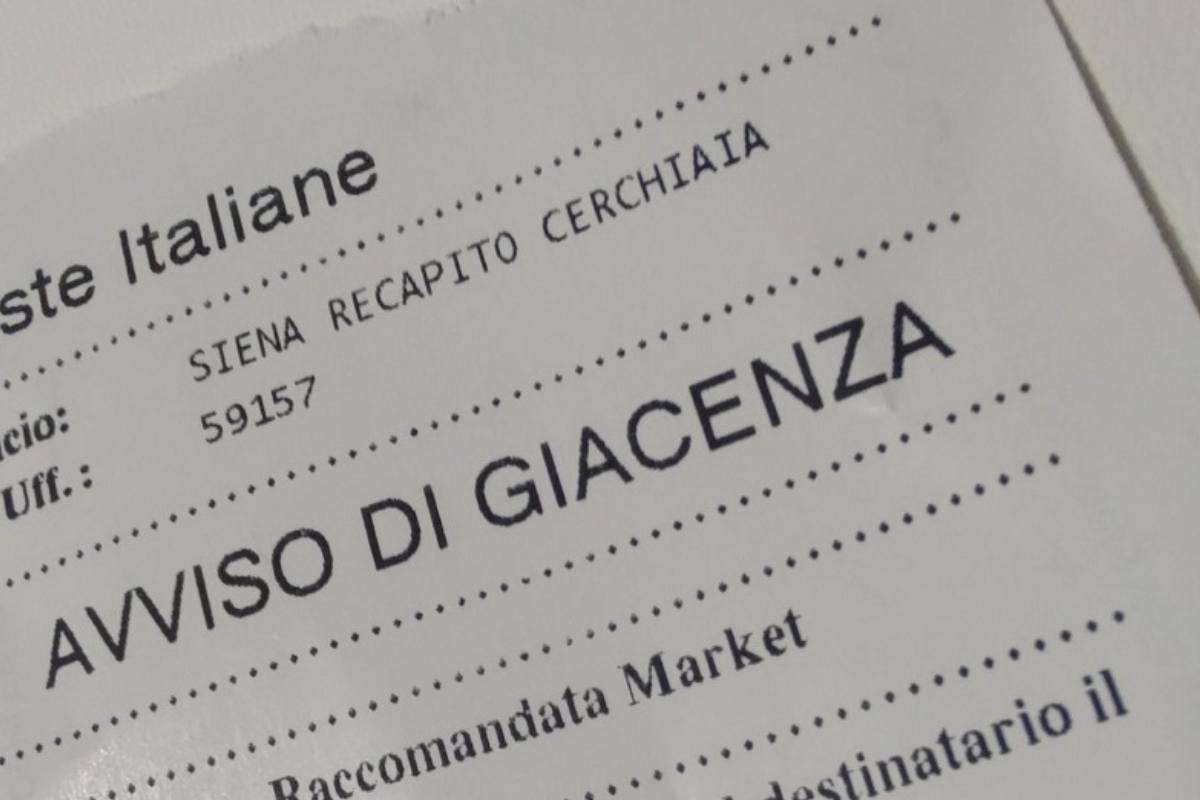 Un avviso di giacenza per raccomandata market