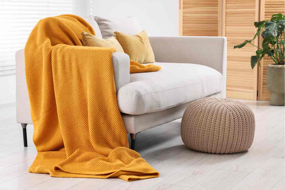 divano coperta arancione pouf