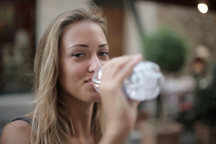 ragazza che beve dalla bottiglia